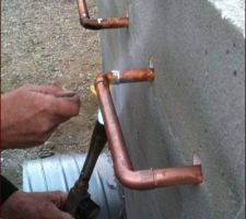 Soudure des tuyaux en cuivre à l'extérieur du local de stockage de chaleur