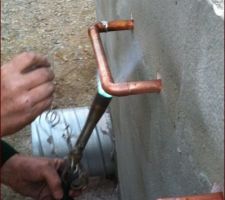 Soudure des tuyaux en cuivre à l'extérieur du local de stockage de chaleur