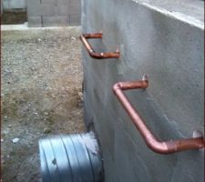 Soudure des tuyaux en cuivre à l'extérieur du local de stockage de chaleur