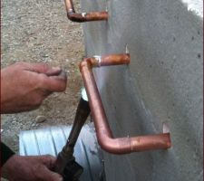 Soudure des tuyaux en cuivre à l'extérieur du local de stockage de chaleur