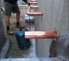 Soudure des tuyaux en cuivre à l'extérieur du local de stockage de chaleur