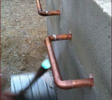 Soudure des tuyaux en cuivre à l'extérieur du local de stockage de chaleur