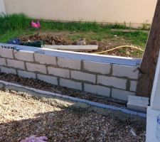 Ne pouvant pas decaisser plus de terre pour éviter de tomber dans les fondations du voisins, mon mari a monté un petit muret, maintenant le muret fini ( enfin manque le coffrage du début) place a préparation de la future terrasse qui sera en béton pour l'instant