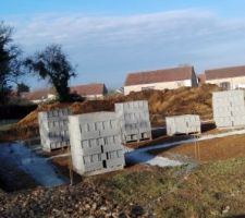 Fondations pr&ecirc;tes, parpaings livr&eacute;s pour vide-sanitaire