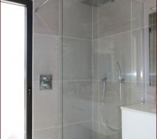 Paroi de douche dans la salle de bain parentale