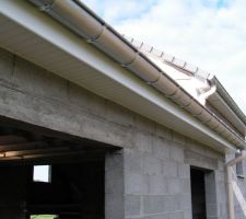 Débords de toiture en PVC au-dessus de la baie-vitrée