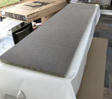 Collages des stratifi&eacute;s sur les plans de travail