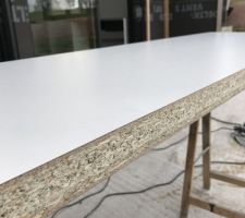 Collages des stratifi&eacute;s sur les plans de travail. affleurage du contrebalancement