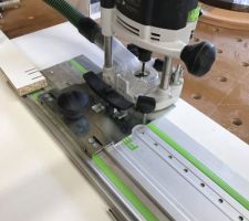 Fabrication des am&eacute;nagements de placard. Per&ccedil;age des trous au pas de 32 dans les montants