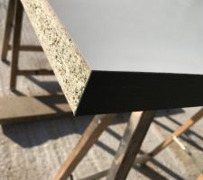 Vu en détail du raccord contrebalencement blanc dessous et chant en noir Epimat