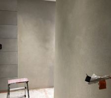 Enduit à la chaux dans la petite salle de bain