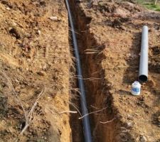 Tranchée et PVC pour les eaux usées.