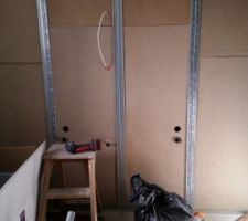 Cr&eacute;ation de la double parois renforc&eacute;e qui supportera le meuble vasque et le miroir