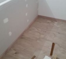 Parquet de la chambre parentale ! terminé ! (vue de derrière la tête de lit)