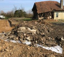 Terrassement et mise en place des gravats pour l?accès chantier