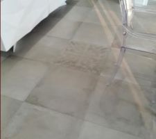 Carrelage PORCELANOSA TRIBECA ACERO gris effet béton ciré en 60X60 avec une dominante beige et quelques effets marronné ...