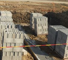 Ils ont livr&eacute; les parpaings pour le vide sanitaire.