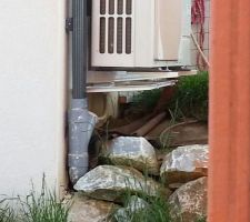 Tuyau installé chez nos voisins pour l'évacuation des condensats