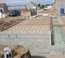 Préparation du plancher de RDC, ferraillage et collage de béton.