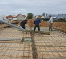Préparation du plancher de RDC, ferraillage et collage de béton.