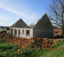 Aujourd'hui en allant voir la maison surprise les pignons sont fait. 
La semaine prochaine la charpente est livrée.
Et mon constructeur m'a dit que les fenêtres et les portes étaient commandées.