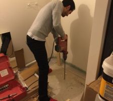 Début des travaux de notre salle d'eau en chaussons rouges et perceuse assortie !
:-)
