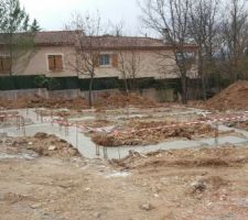 Fondations avec respect de la zone sismique et profondeur de 80 cm des fouilles pour le risque argile selon le maitre d'oeuvre