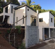 Maison couverte et fermée. Travaux de murs de soutènement en cours