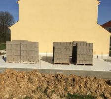 Voila la livraison ? d&egrave;s parpaings c'est. Reste plus qu'&agrave; monter les murs. Semaine prochaine si tout va bien ?