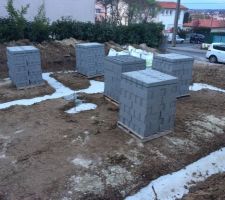 Livraison des parpaings du vide sanitaire