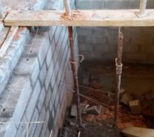 Les murs lateraux de la piscine interieur sont fini il ne reste plus que le fond