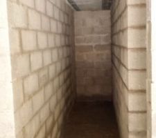 Vue au sou-sol sur le local technique le mur de droite est le coté gauche de la piscine cet emplacement serat dedié au local technique de la piscine (machinnerie moteur de nage etc)