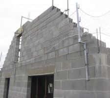 Montage du mur pignon.
Maçonnerie traditionnelle, joints minces.
Nous avons vérifié lors du montage le bon remplissage de mortier entre parpaings=> rien à redire!
Présence des raidisseurs, et chaînage horizontaux aux endroits stratégiques.