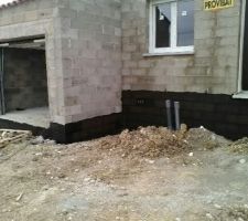 Pendant que le jointeur termine a l interieur. Nous avons commencé l isolation exterieure du vide sanitaire.