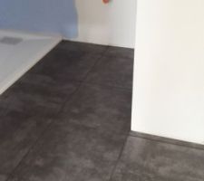 Carrelage salle d'eau invité avec joint anthracite