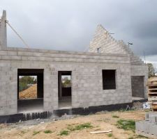 Samedi 1er avril : ma&ccedil;onnerie termin&eacute;e.