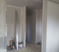 Vue de la cuisine sur couloir