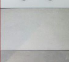 Carrelage de la salle de bain. De bas en haut: sol, mur et douche