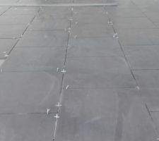 Le carrelage vient de commencer, le salon et l'entrée sont en cours.