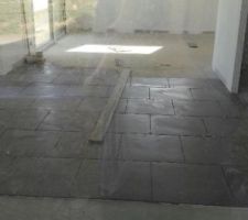 Le carrelage vient de commencer, le salon et l'entrée sont en cours.