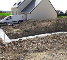 Fondation coulée devant la maison pour le portail.