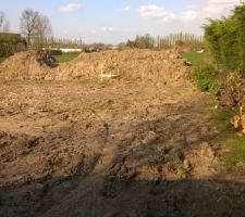 Implantation de la maison. La future terrasse sera bien ensoleillée.
Par contre il y a un sacré tas de terre à étaler...