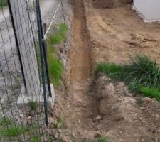 Fondation pour le mur de soutènement côté chemin d'accès.