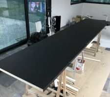 Collage de stratifi&eacute; epimat noir absolu de polyrey sur plan de travail de l'&eacute;vier