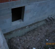 Probl&egrave;me d'&eacute;vacuation d'eau. L'eau reste et ne s'&eacute;vacue pas.Le constructeur me mentionne que je ne crains rien car une arase &eacute;tanche a &eacute;t&eacute; effectu&eacute;e au niveau de la dalle ? Il me mentionne qu'une &eacute;tancheit&eacute;e des murs du vide sanitaire est inutile.