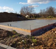 Le plancher a été fait dans les temps! pile poil 3semaines après les fondations! 
Il reste encore 2 semaines de séchage avant la prochaine étape: les murs !