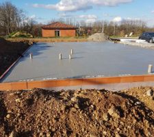 Le plancher a été fait dans les temps! pile poil 3semaines après les fondations!
Il reste encore 2 semaines de séchage avant la prochaine étape: les murs !