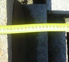 Parpaing de 16 cm de haut par 10 cm de large en position couché.jpg