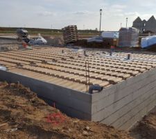 Travaux du vide sanitaire en cours avant le coulage de la dalle : jour 2(05/04/2017), photo 2/19