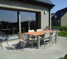 Nouveau salon de jardin avec l'arrivée des beaux jours! Structure en aluminium et plateau de table en eucalyptus.